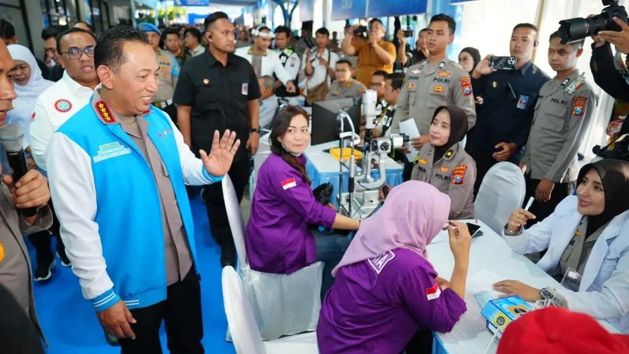 Kapolri Jenderal Listyo Sigit Prabowo Tinjau Baktikes Gratis untuk 1.000 Warga dan Pekerja di Surabaya