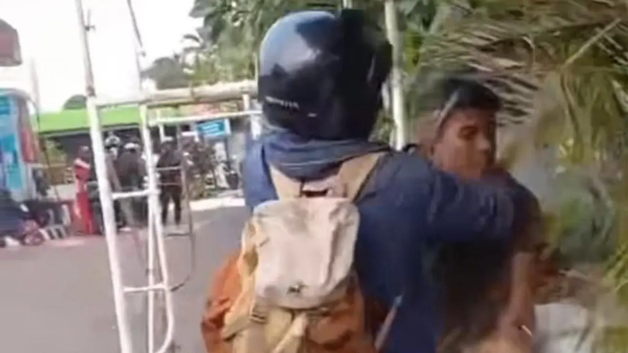 Pemotor di Jagakarsa Piting Pengemudi Mobil Akibat Klakson Ditekan