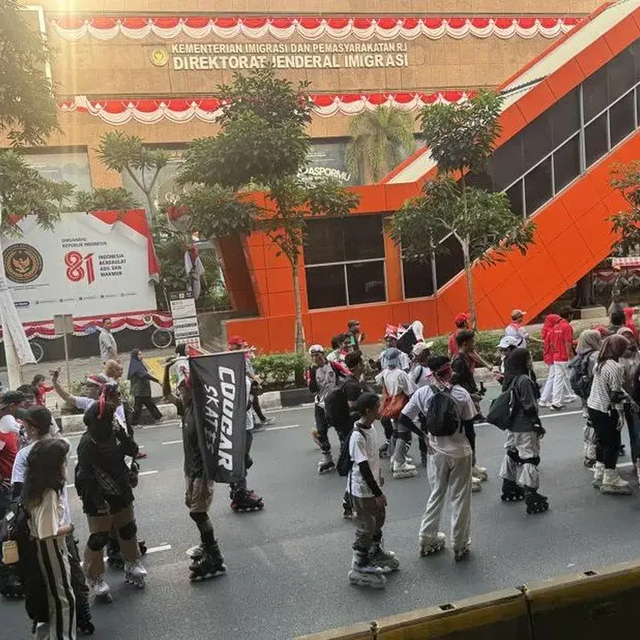 Pesepatu Roda Rayakan HUT RI ke-81 dengan Konvoi di CFD Rasuna Said