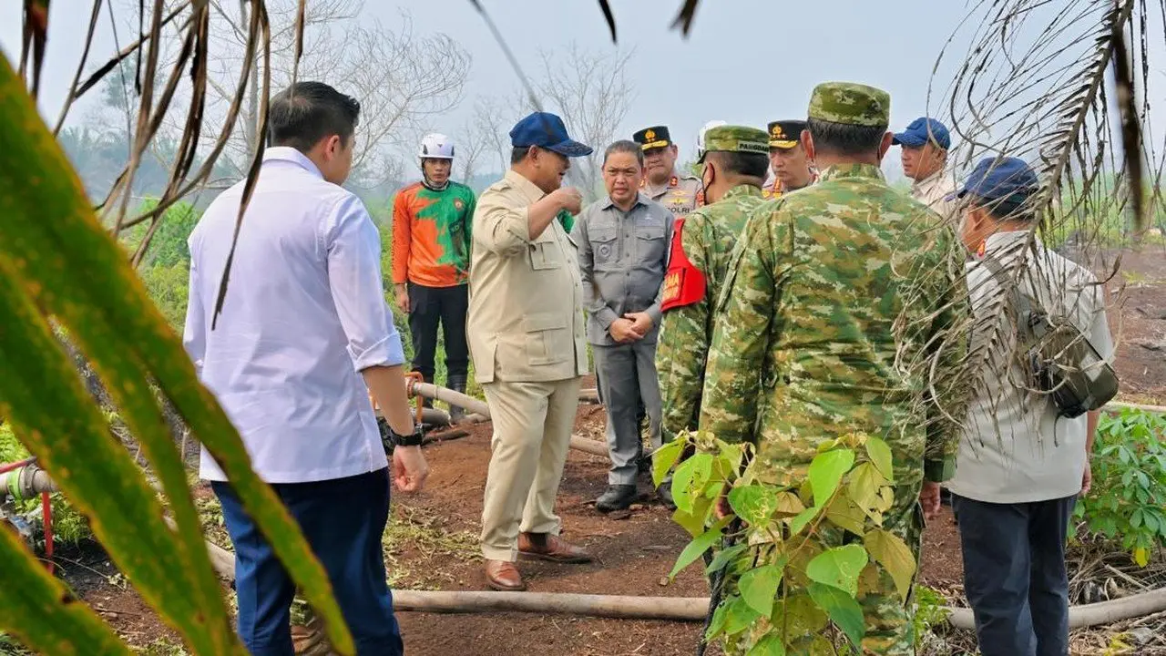 Prabowo Subianto Tinjau Langsung Karhutla Kalimantan, Perintahkan Penanganan Cepat dan Tegas