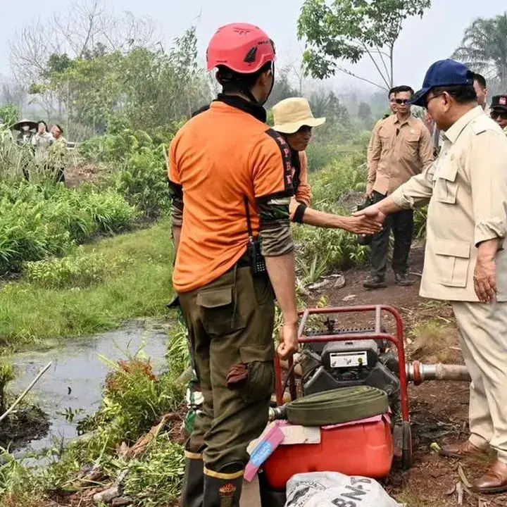 Prabowo Subianto Tinjau Langsung Lahan Terbakar di Kalimantan Barat