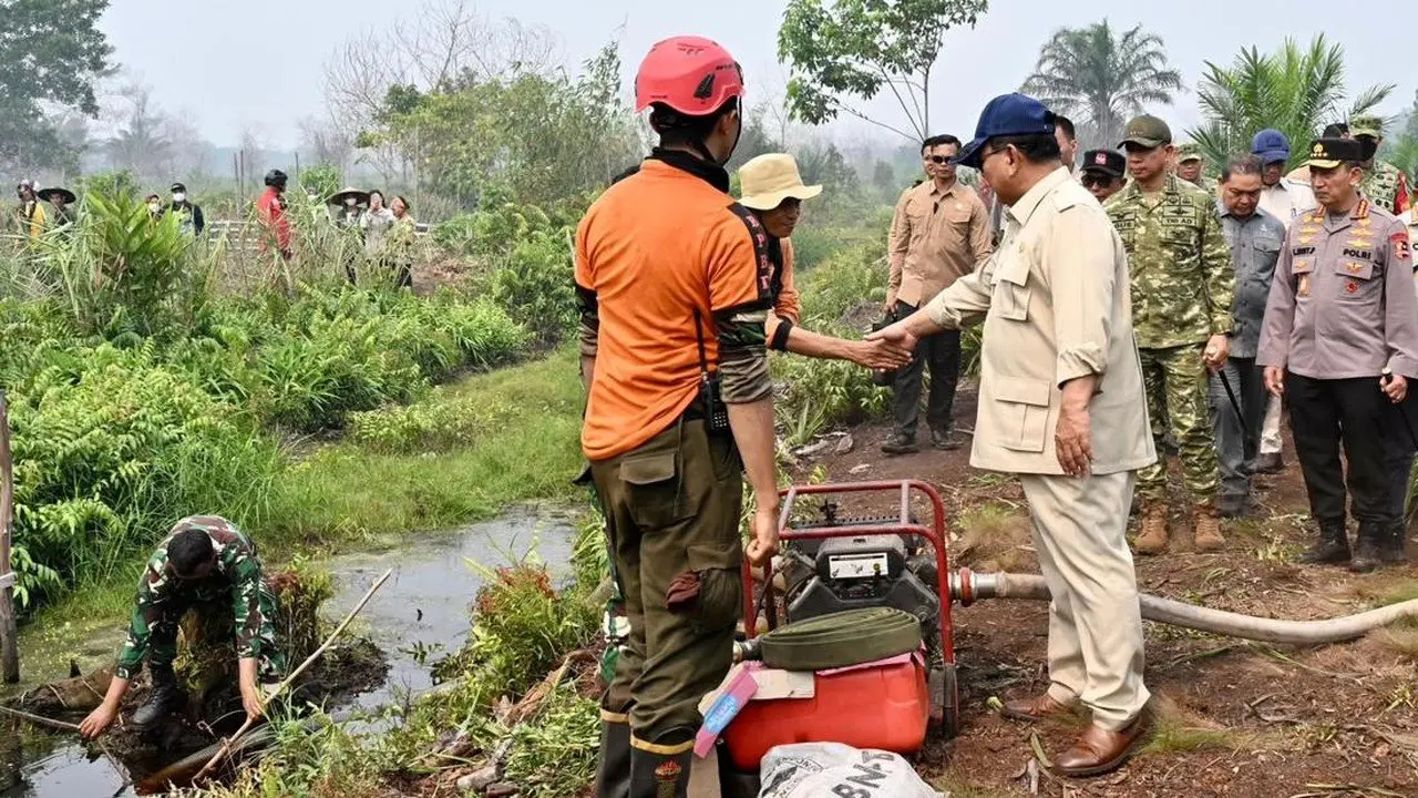 Prabowo Subianto Tinjau Langsung Lahan Terbakar di Kalimantan Barat