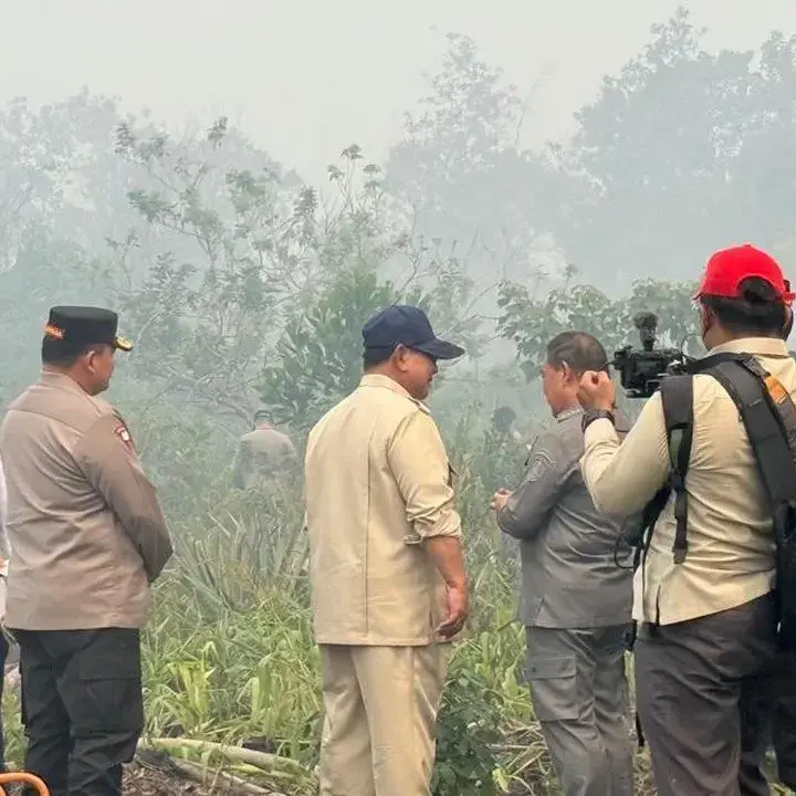 Prabowo Tinjau Langsung Titik Karhutla di Kalimantan Barat Tanpa Masker