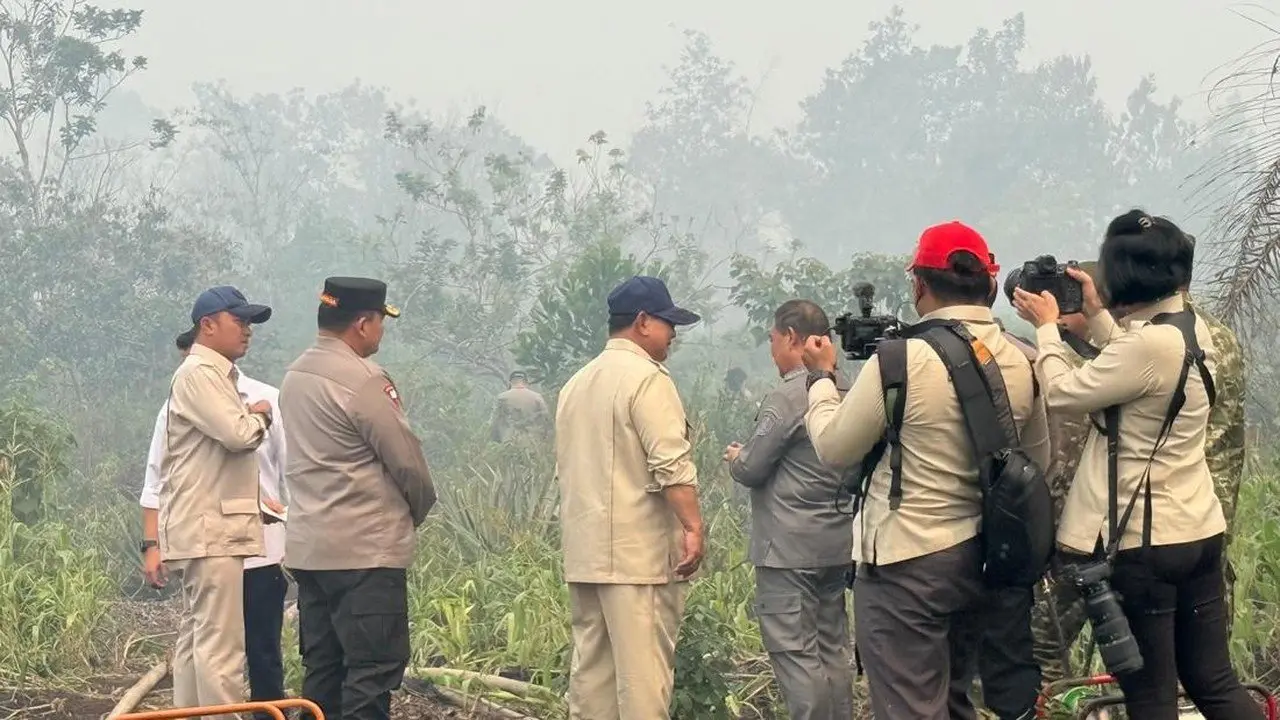 Prabowo Tinjau Langsung Titik Karhutla di Kalimantan Barat Tanpa Masker