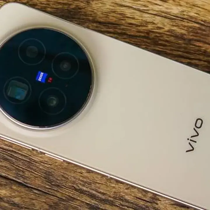 Vivo X500: Bocoran Desain Ungkap Perbedaan Kamera dengan Model Pro