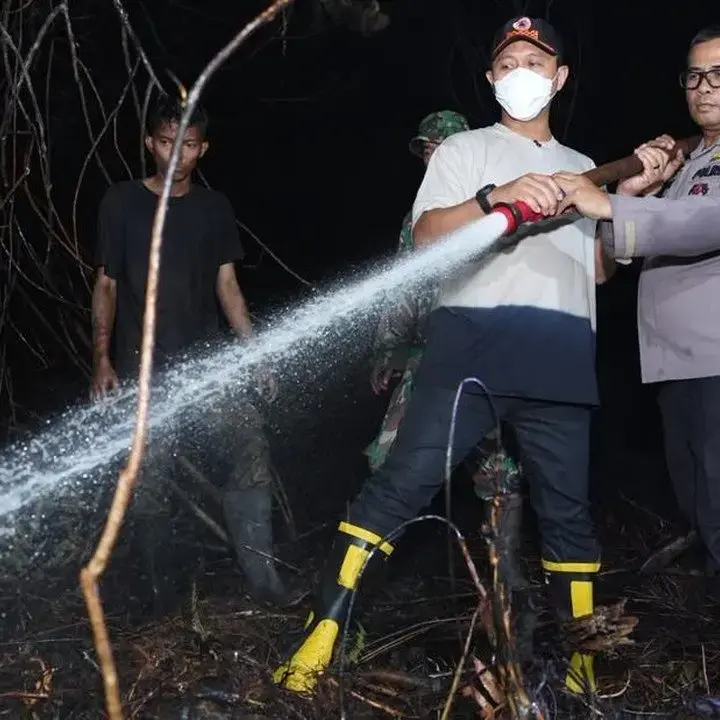 Wali Kota Pekanbaru Bergabung Padamkan Api Karhutla di Tenayan Raya