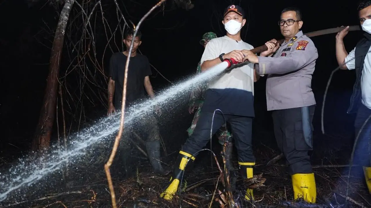 Wali Kota Pekanbaru Bergabung Padamkan Api Karhutla di Tenayan Raya