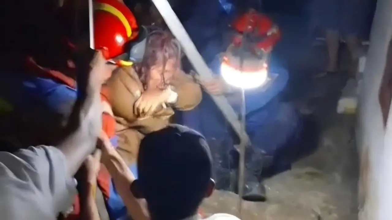 Wanita 40 Tahun Berhasil Dievakuasi dari Sumur 17 Meter di Bogor