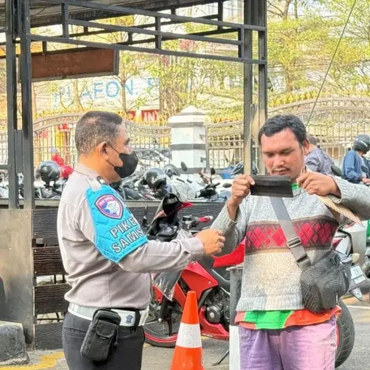 10 Ribu Masker Dibagikan ke Wajib Pajak di Samsat Polda Metro Jaya