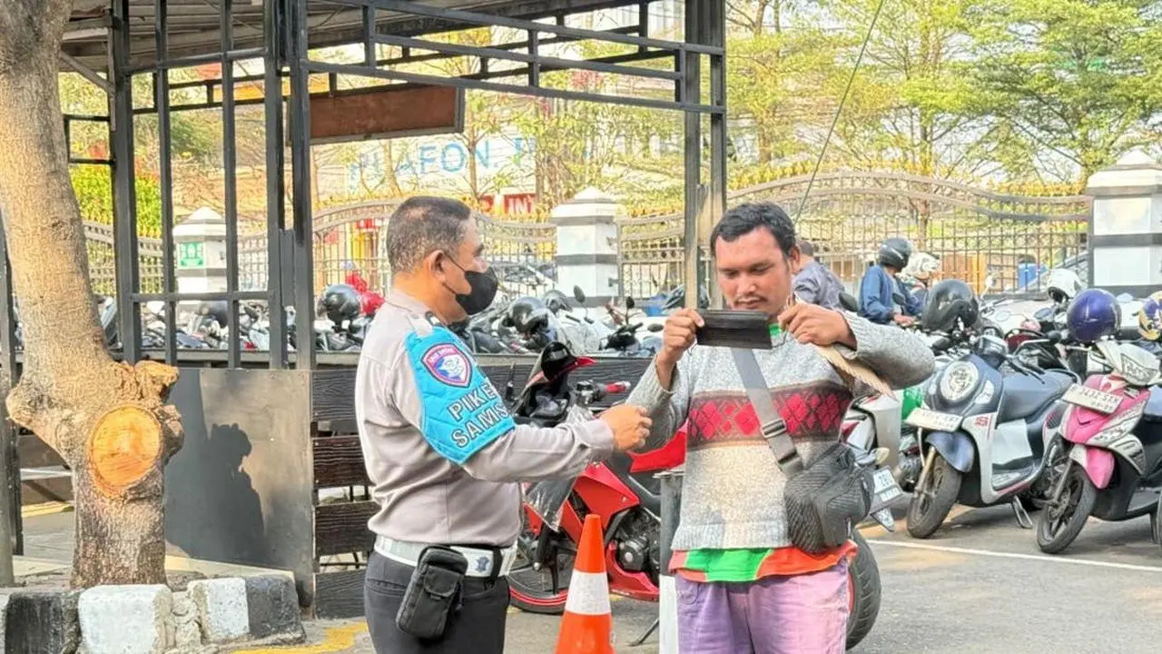 10 Ribu Masker Dibagikan ke Wajib Pajak di Samsat Polda Metro Jaya