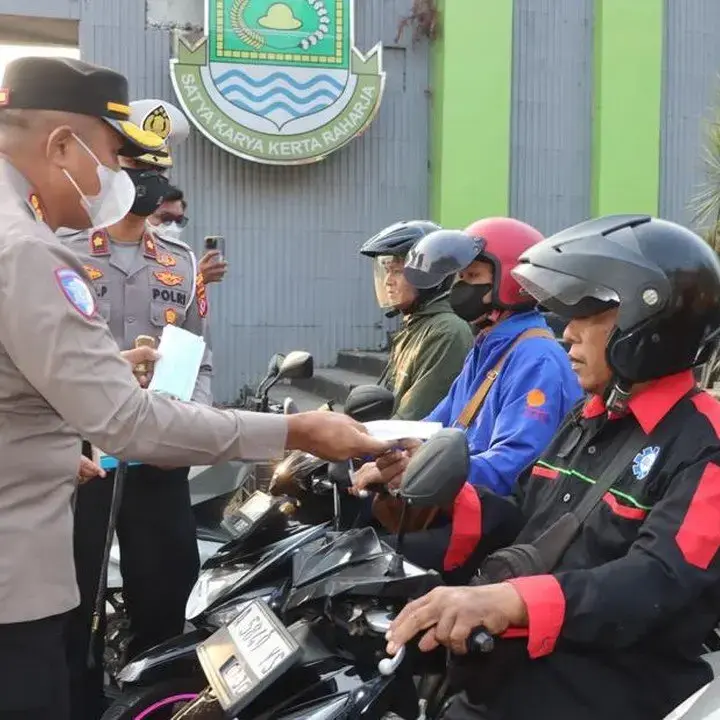 Abu Gunung Anak Krakatau Tersebar, Polisi Tangerang Bagikan Masker Gratis