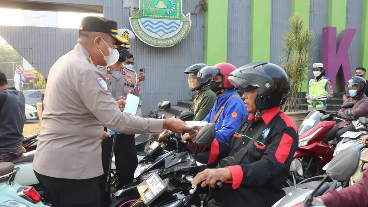 Abu Gunung Anak Krakatau Tersebar, Polisi Tangerang Bagikan Masker Gratis