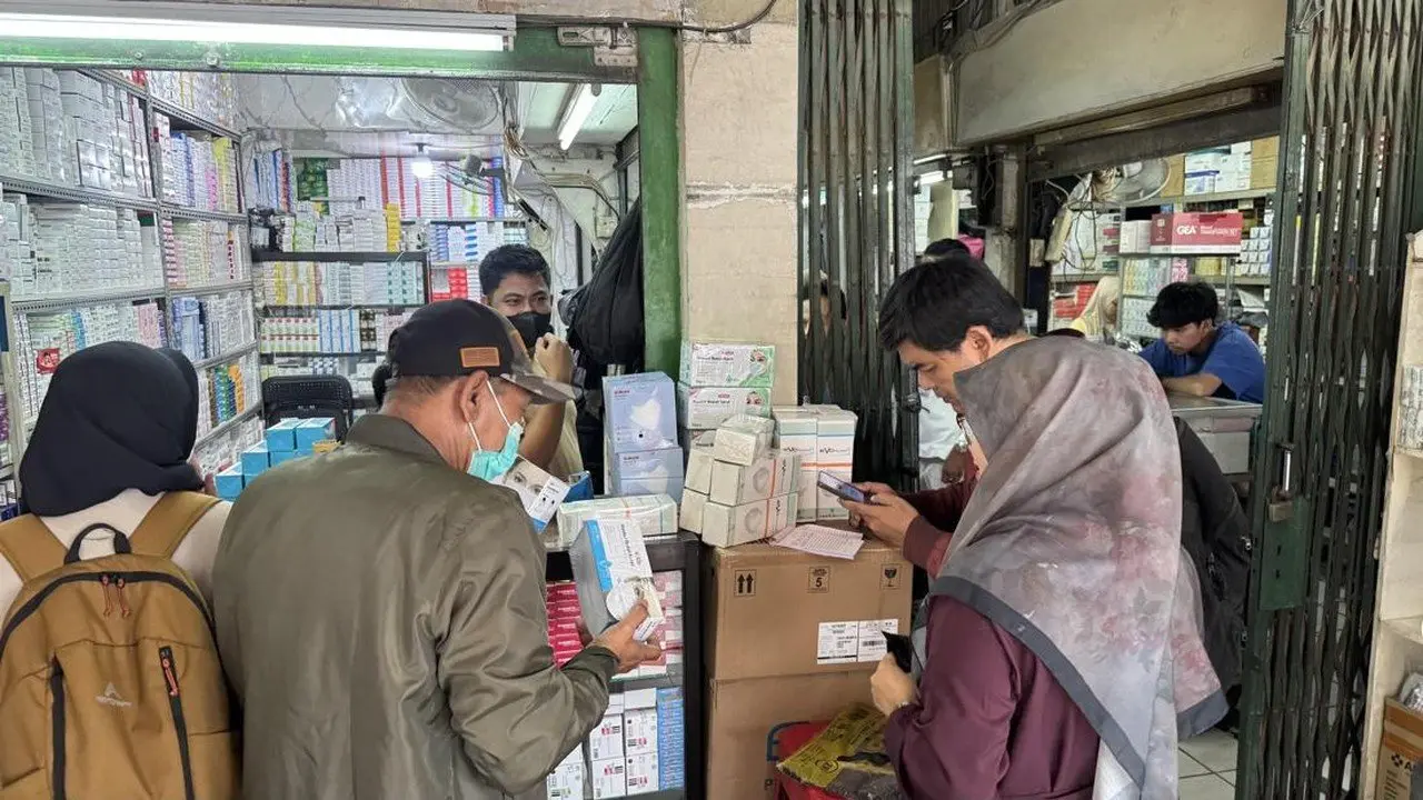 Abu Vulkanik Anak Krakatau Picu Lonjakan Penjualan Masker di Pasar Pramuka