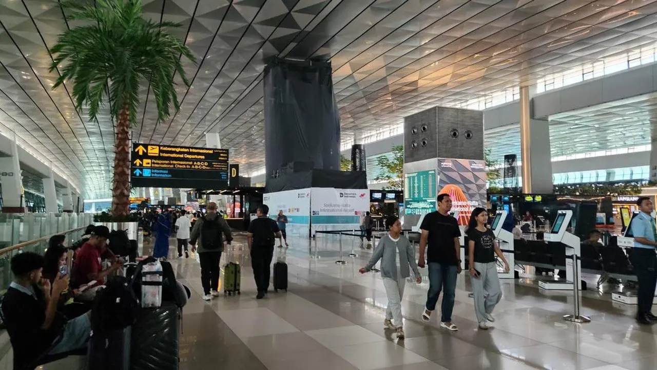 Abu Vulkanik Gunung Anak Krakatau Tutup Bandara Soetta, Penerbangan Dialihkan ke 6 Bandara