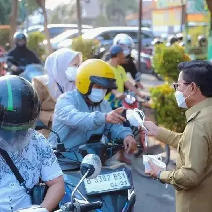 Abu Vulkanik Guyur Jabodetabek, Pemkot Tangerang Bagikan Ribuan Masker