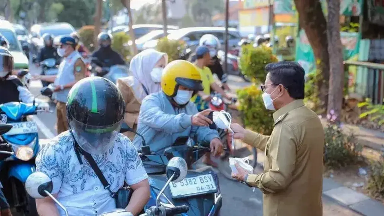 Abu Vulkanik Guyur Jabodetabek, Pemkot Tangerang Bagikan Ribuan Masker