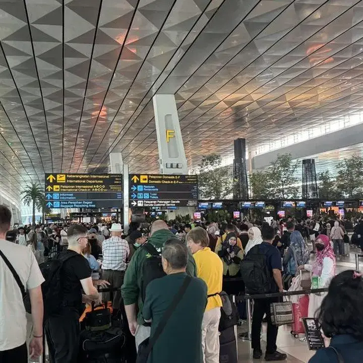 Abu Vulkanik Krakatau, Bandara Soetta Tutup, Penumpang Pilih Bertahan