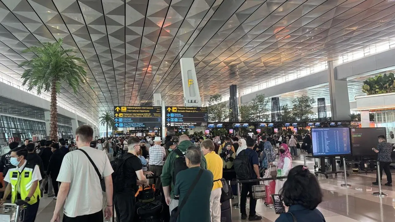 Abu Vulkanik Krakatau, Bandara Soetta Tutup, Penumpang Pilih Bertahan
