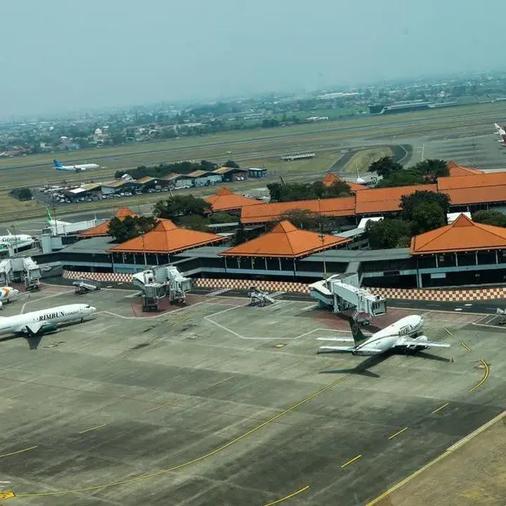 Abu Vulkanik Krakatau Bersihkan Bandara Soetta, Penerbangan Mulai Pulih