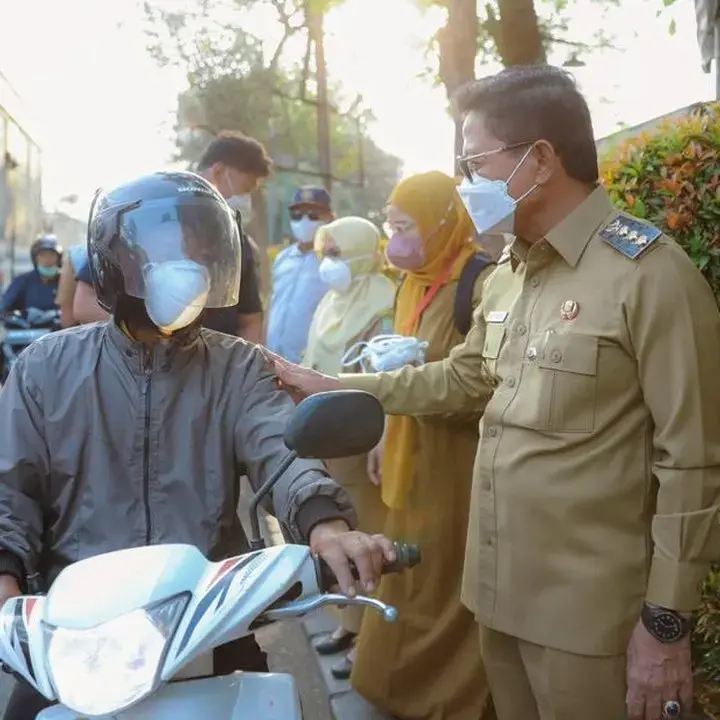 Abu Vulkanik Krakatau Capai Jabodetabek, Pemkot Tangerang Bagikan Ribuan Masker