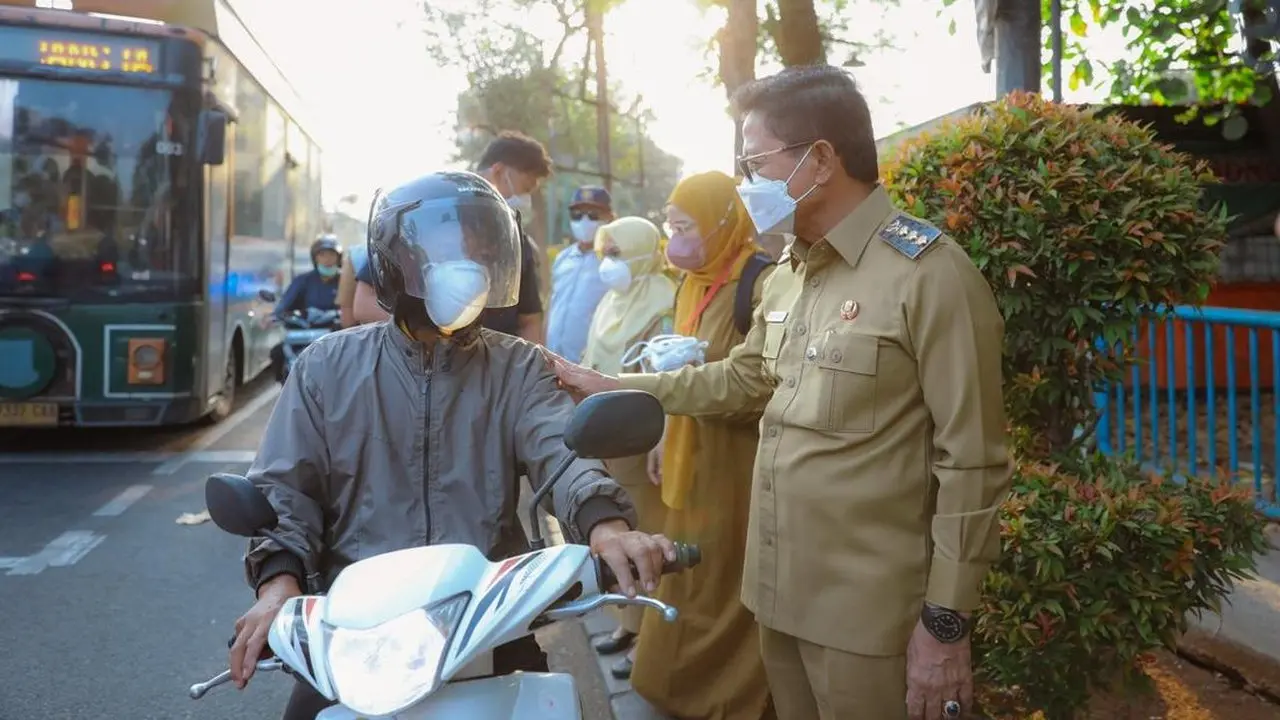 Abu Vulkanik Krakatau Capai Jabodetabek, Pemkot Tangerang Bagikan Ribuan Masker