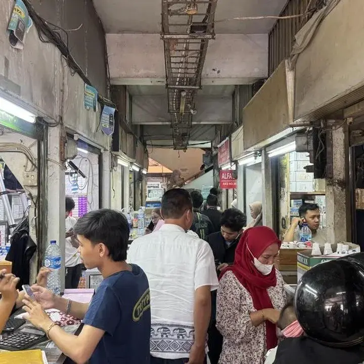 Abu Vulkanik Krakatau Picu Lonjakan Penjualan Masker di Pasar Pramuka