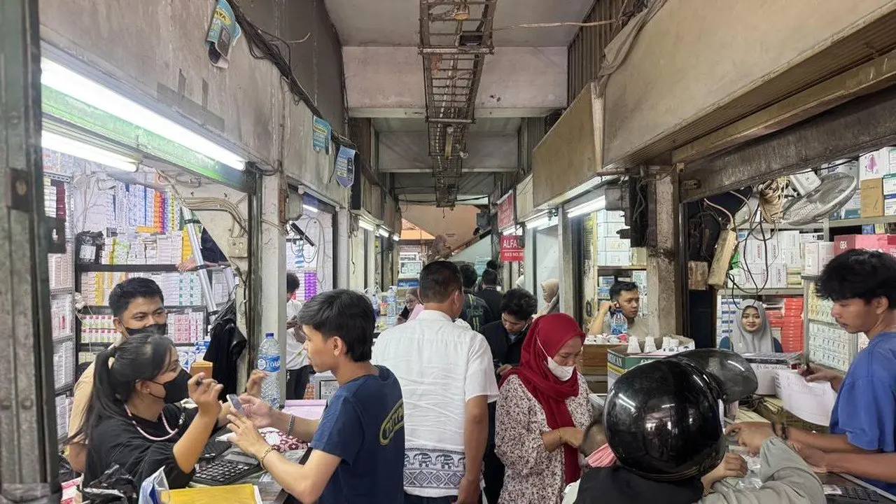 Abu Vulkanik Krakatau Picu Lonjakan Penjualan Masker di Pasar Pramuka
