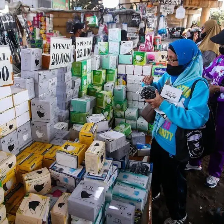 Abu Vulkanik Krakatau Picu Perburuan Masker di Pasar Pramuka