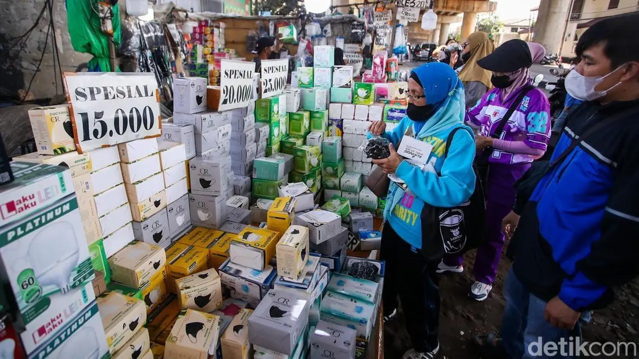 Abu Vulkanik Krakatau Picu Perburuan Masker di Pasar Pramuka