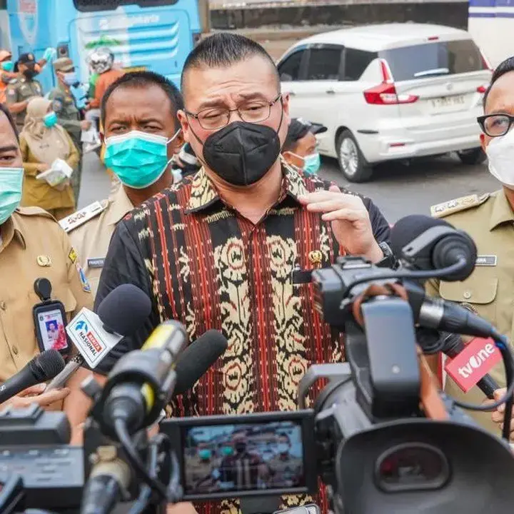 Anggota DPRD DKI Bagikan Ratusan Dus Masker Gratis Antisipasi Abu Vulkanik Anak Krakatau
