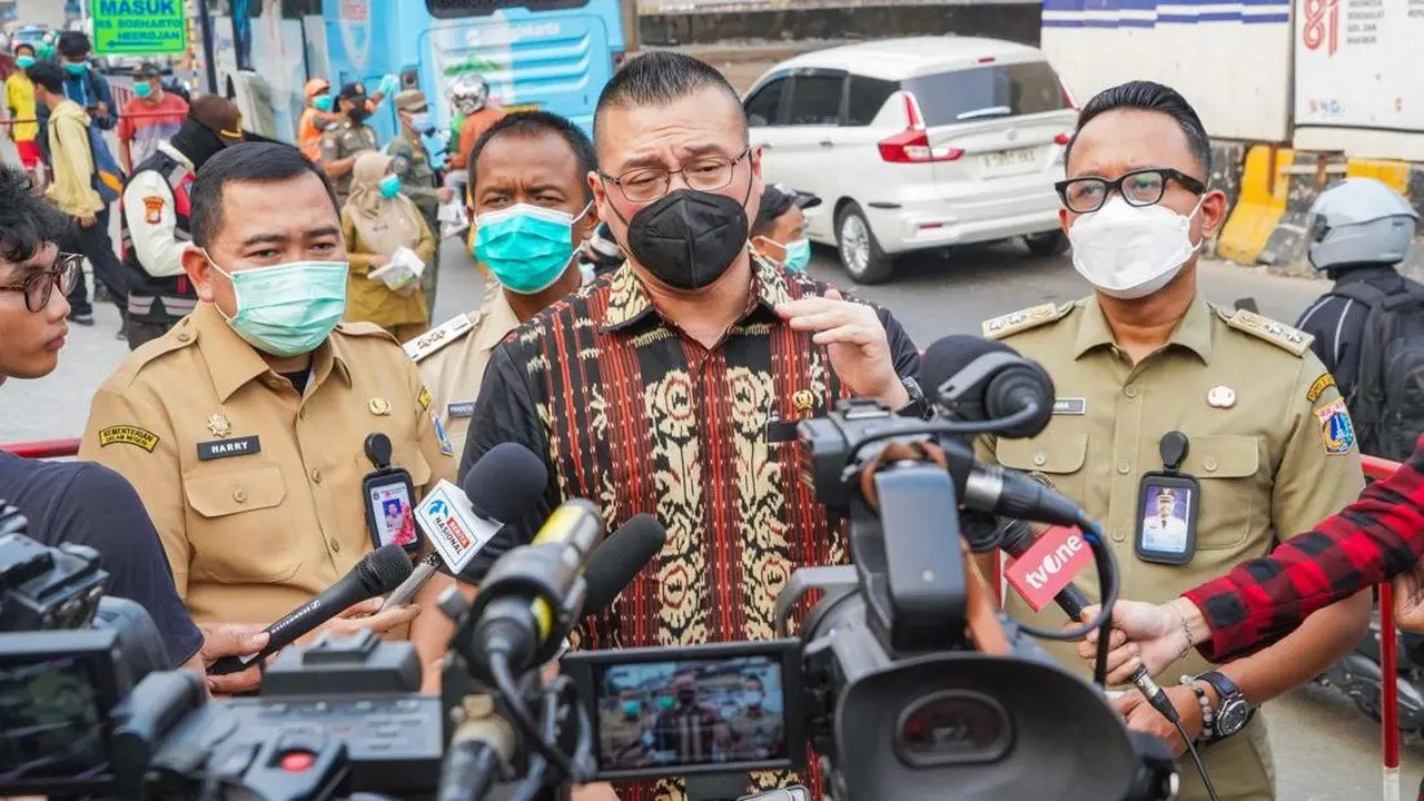 Anggota DPRD DKI Bagikan Ratusan Dus Masker Gratis Antisipasi Abu Vulkanik Anak Krakatau