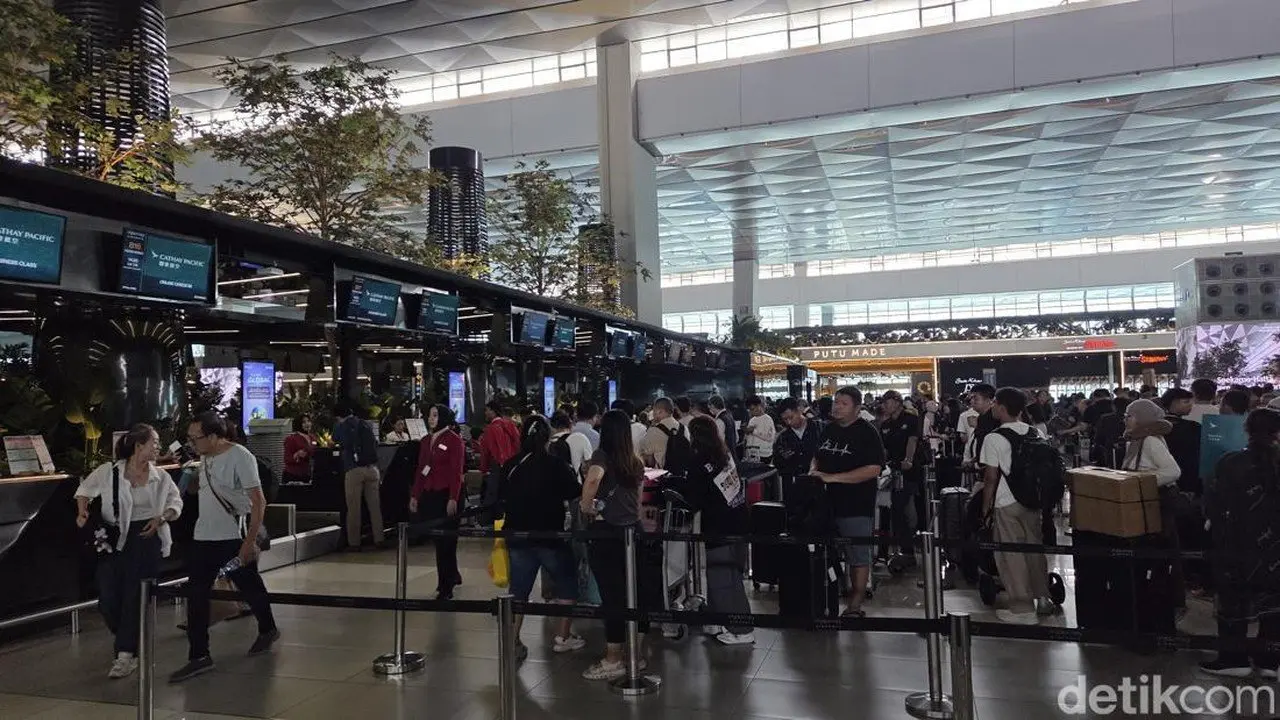 Bandara Soekarno-Hatta Buka Kembali, Terminal 3 Dipadati Calon Penumpang