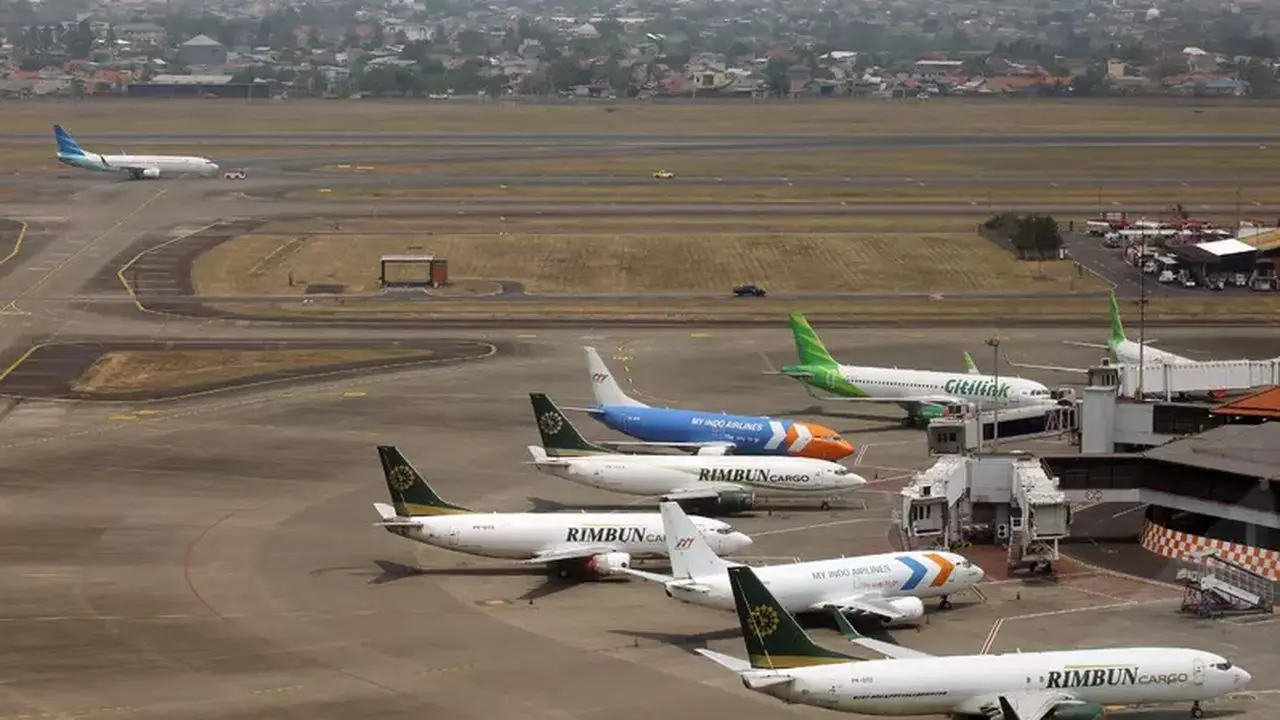 Bandara Soetta Diperpanjang Tutup Akibat Abu Vulkanik, Penumpang Berhak Refund 100%