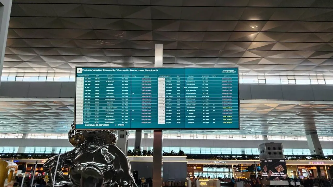 Bandara Soetta Tutup Imbas Abu Vulkanik Anak Krakatau, Penumpang Menunggu di Terminal