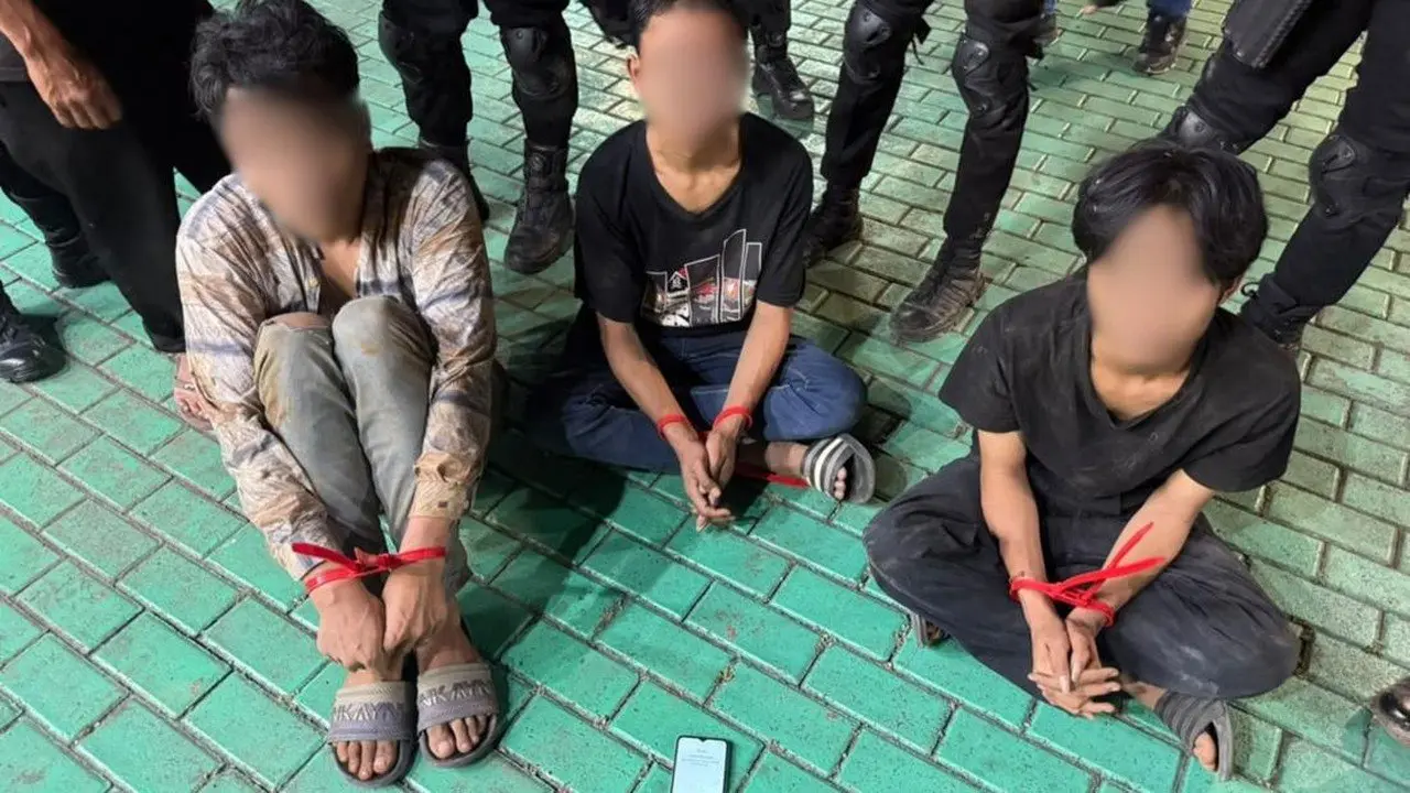 Brimob Polda Metro Amankan Tiga Perampok Ponsel Sopir Truk di Jakarta Barat