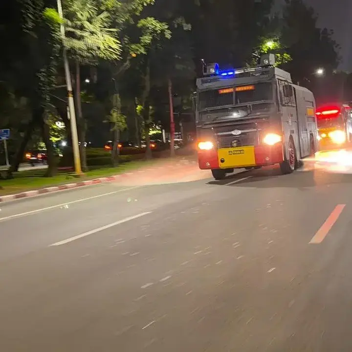 Brimob Polda Metro Bersihkan Jalan Jakarta-Bekasi dari Abu Vulkanik Krakatau