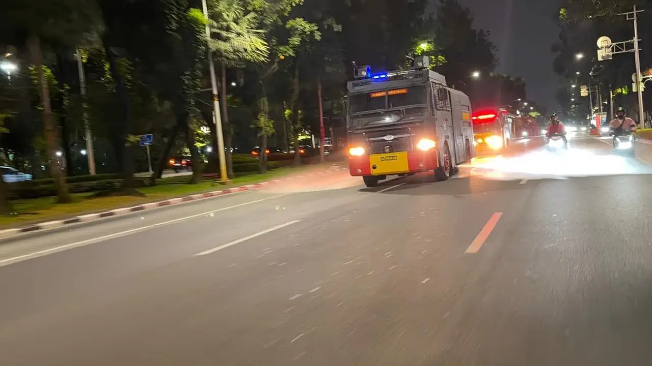 Brimob Polda Metro Bersihkan Jalan Jakarta-Bekasi dari Abu Vulkanik Krakatau