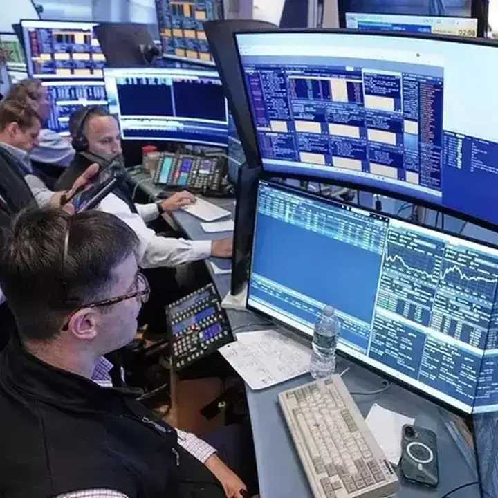 Dolar Wall Street Tergerus Imbas Kenaikan Harga Minyak dan Ketegangan Dagang