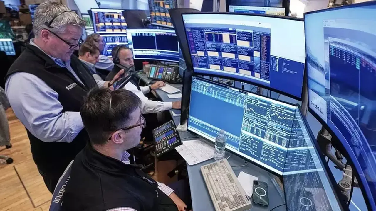 Dolar Wall Street Tergerus Imbas Kenaikan Harga Minyak dan Ketegangan Dagang