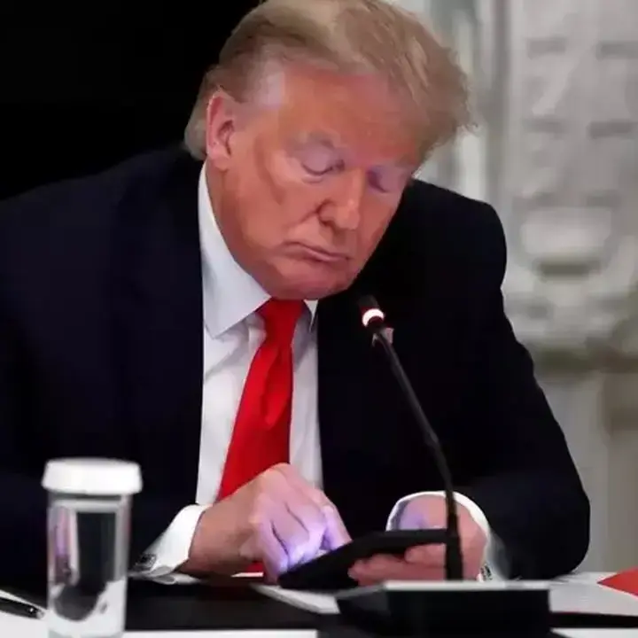 Donald Trump Unggah Gambar AI, Klaim Cuan Ratusan Miliar Dolar untuk AS