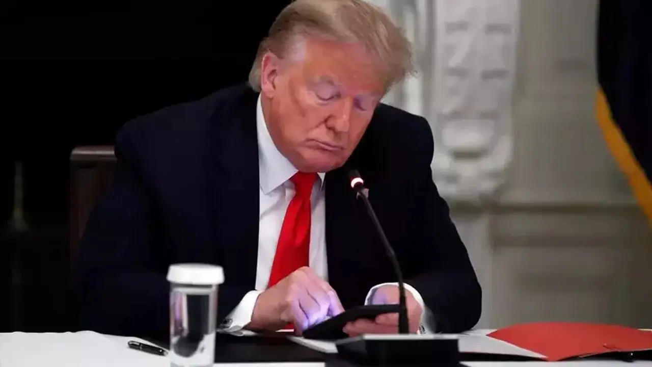 Donald Trump Unggah Gambar AI, Klaim Cuan Ratusan Miliar Dolar untuk AS