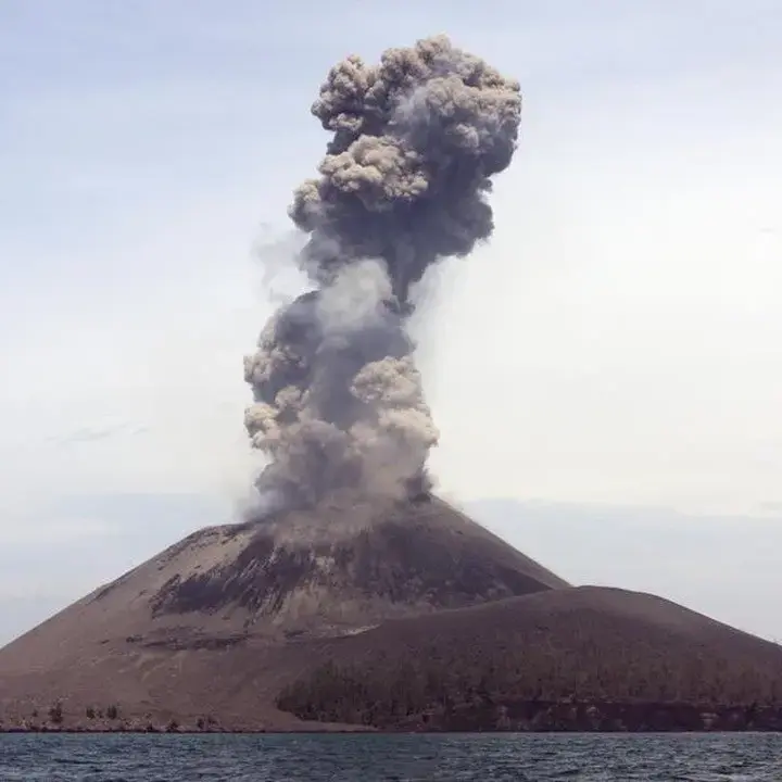 Enam Gunung Api Indonesia Berstatus Siaga, Abu Vulkanik Anak Krakatau Capai Lima Provinsi