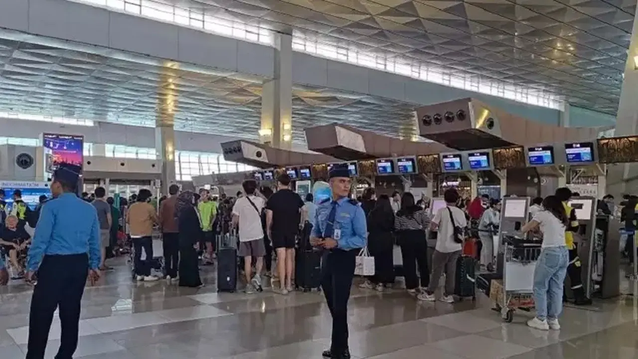 Erupsi Gunung Anak Krakatau, Penerbangan Bandara Soetta Diperpanjang hingga Sore