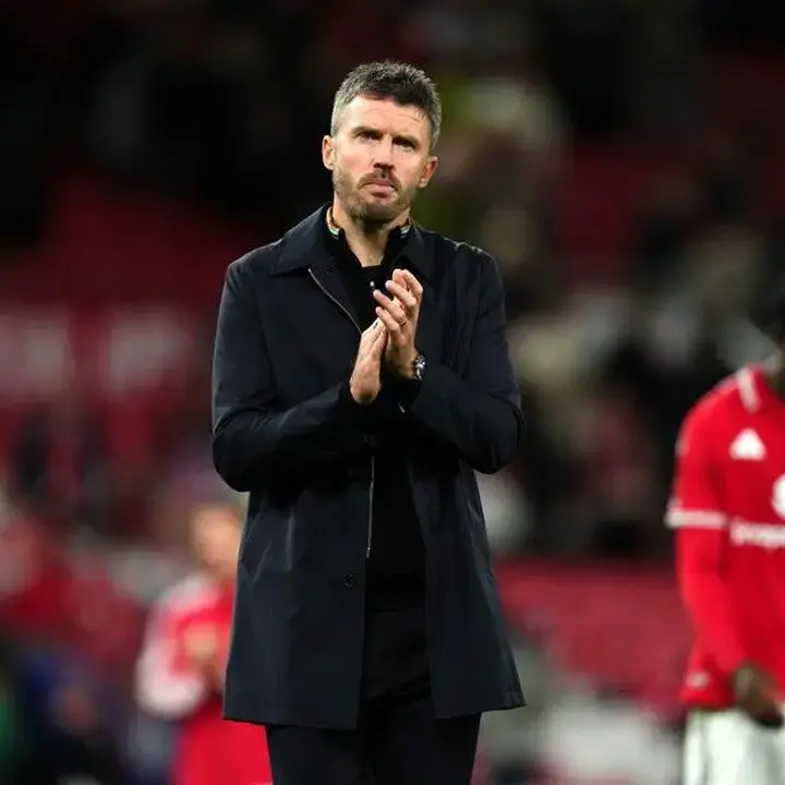 Gary Neville Kritik Sikap Michael Carrick Bela Manchester United yang Lesu