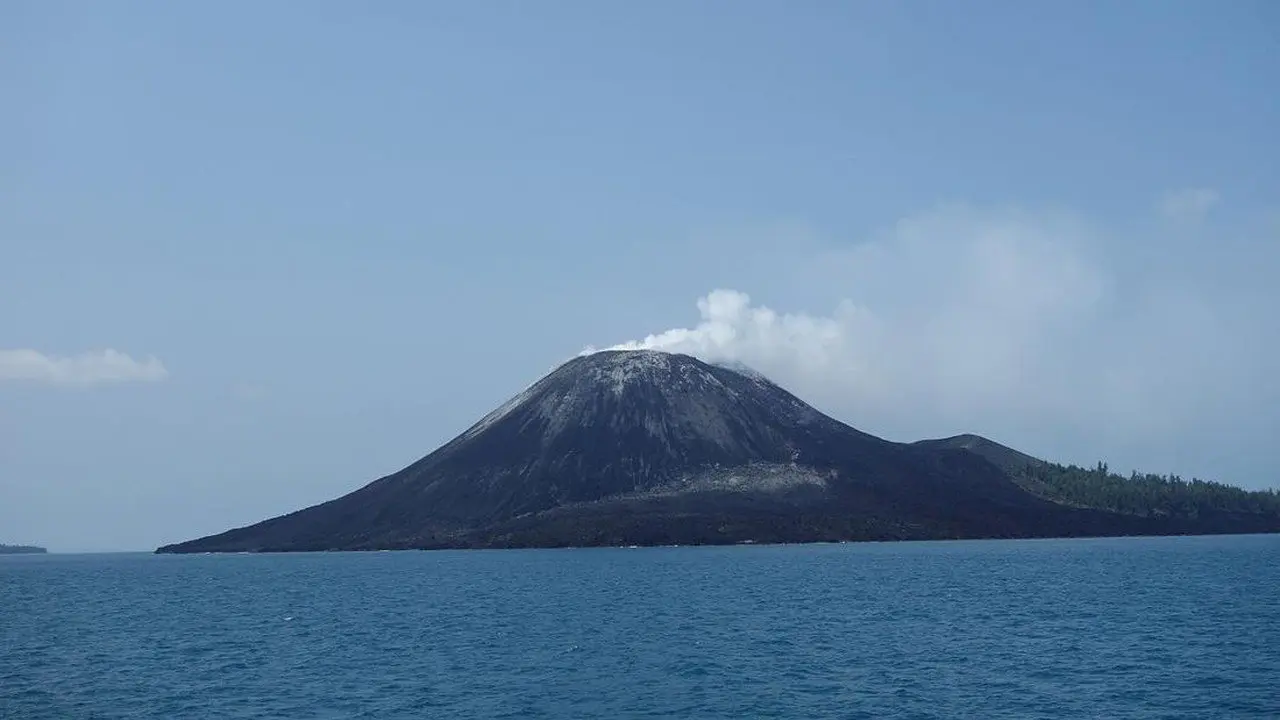 Gunung Anak Krakatau Kembali Erupsi Strombolian Setelah Periode Menerus Berakhir