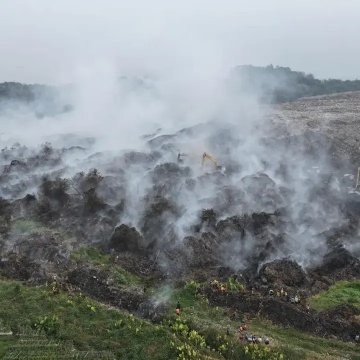 Helikopter TNI AU Semprot 15 Ton Air untuk Padamkan Api di TPA Galuga Bogor