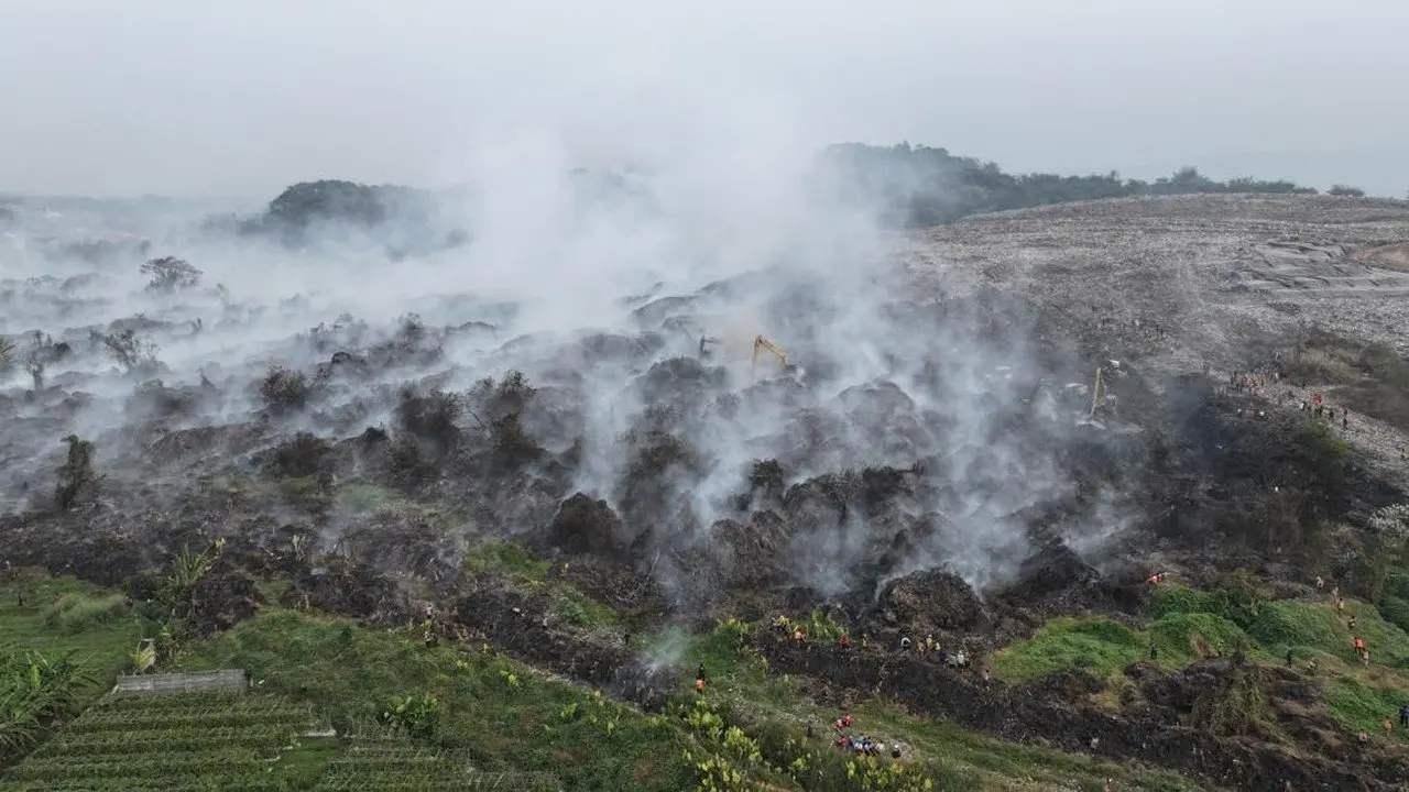 Helikopter TNI AU Semprot 15 Ton Air untuk Padamkan Api di TPA Galuga Bogor