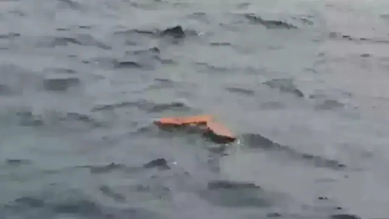 Jaket Pelampung Oranye Ditemukan Saat Pencarian Jurnalis Hilang di Selat Sunda