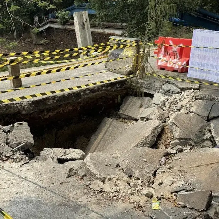 Jalan Raden Inten Raya Duren Sawit Amblas Akibat Truk Pasir, Perbaikan Segera Dilakukan