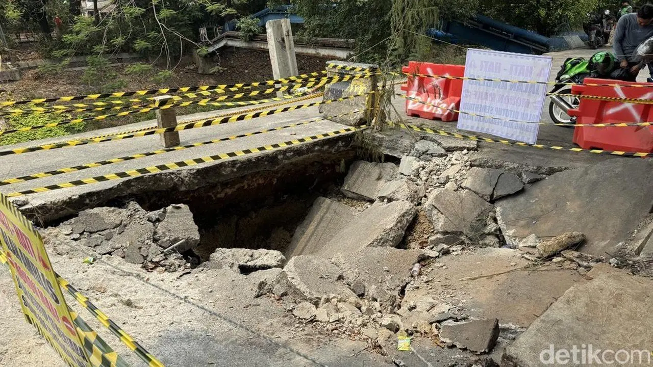 Jalan Raden Inten Raya Duren Sawit Amblas Akibat Truk Pasir, Perbaikan Segera Dilakukan